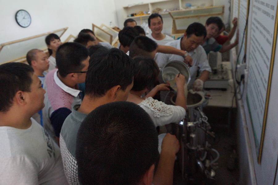 学员实践学习液体菌种培养液制取、灭菌及培养1