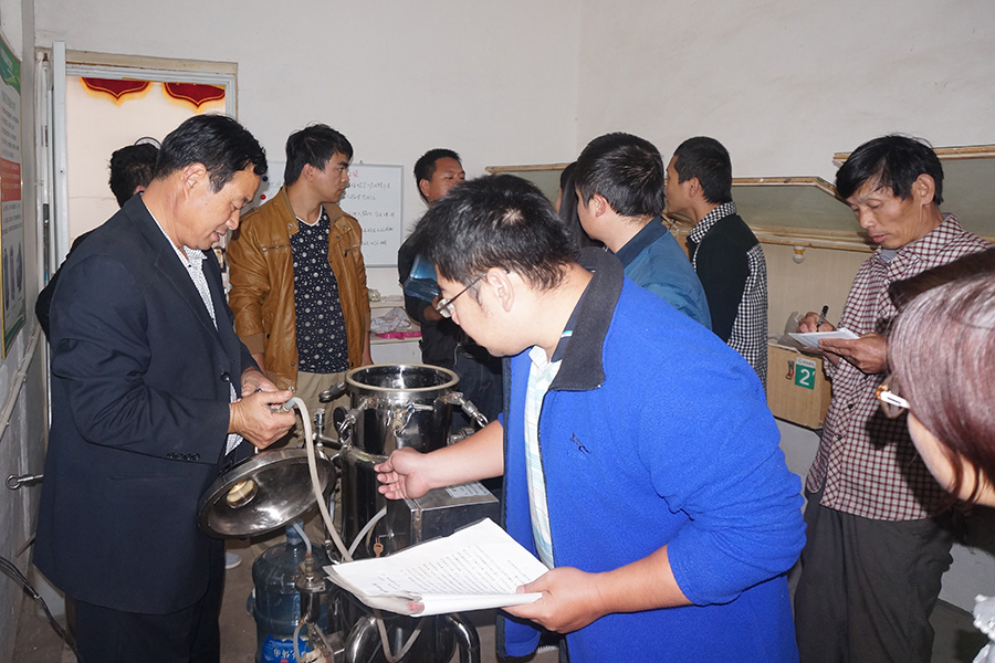 学员实践学习液体菌种培养液制作新技术1