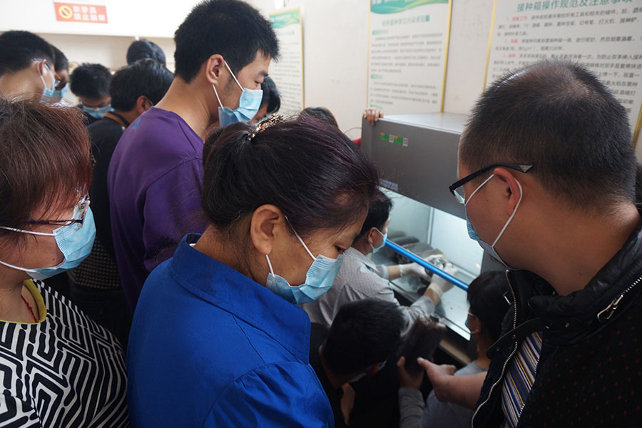 学员现场学习原种（二级菌种）的接种技术及超净工作台的使用