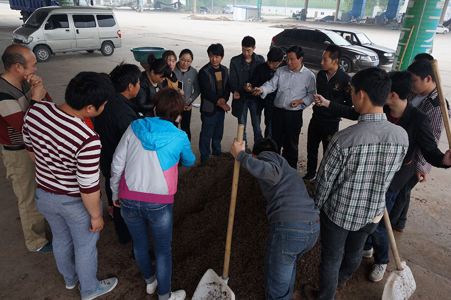学员实践学习原种（二级菌种）培养料制作处理技术2
