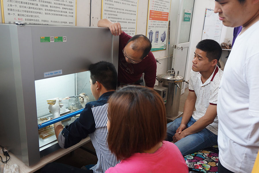 学员亲自动手实践学习母种（一级菌种）制作技术及超净工作台的使用2