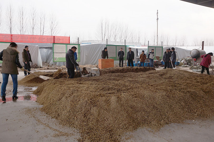 学员实践学习大规模生产原料处理技术及常用食用菌设备操作1
