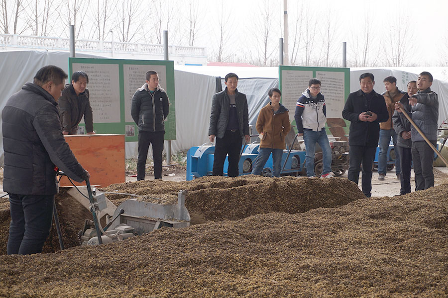 学员实践学习大规模生产原料处理技术及常用食用菌设备操作2