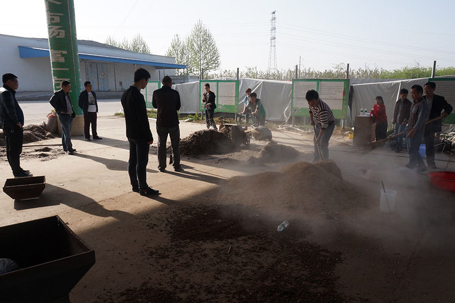 学员实践学习原种（二级菌种）的培养料制作处理技术2