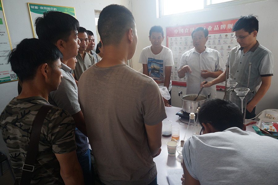 学员现场实践学习食用菌母种培养基的制取 (1)