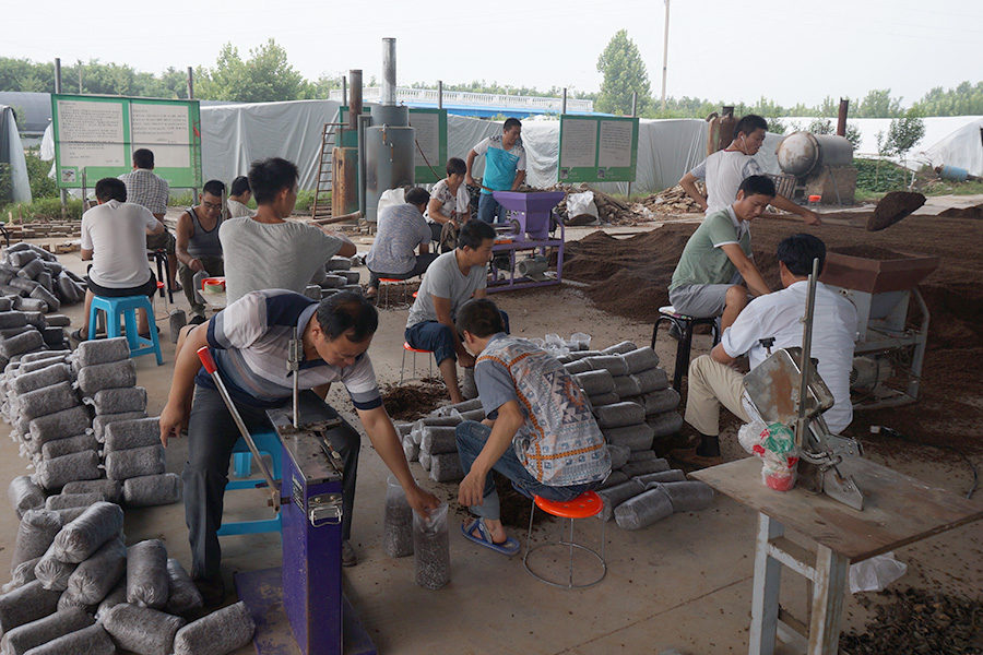 学员实践学习食用菌规模化生产常用机械的使用 (1)
