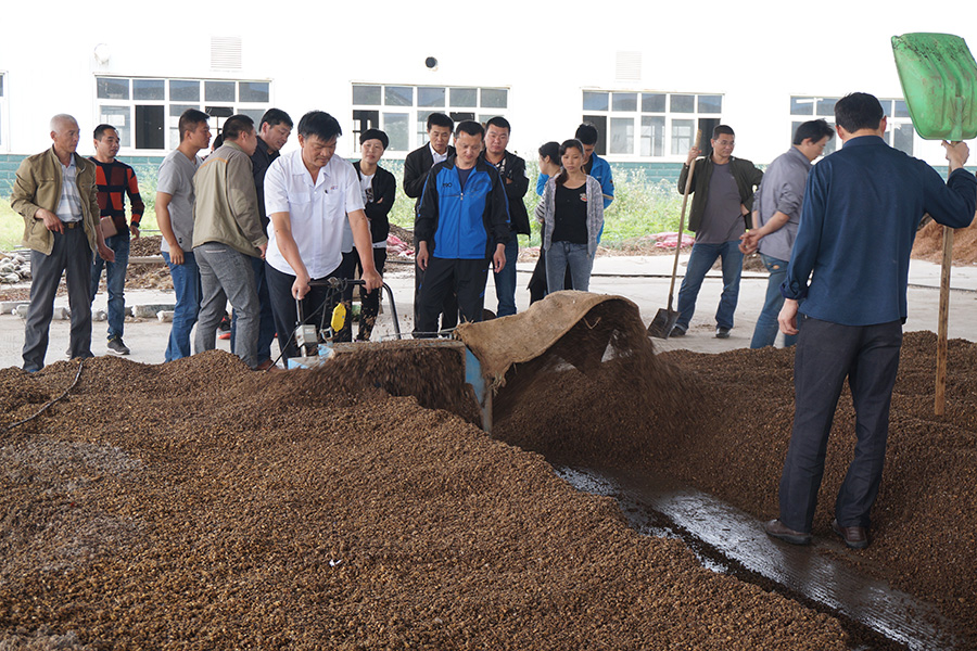 学员实践学习规模生产食用菌出菇培养料的处理技术2