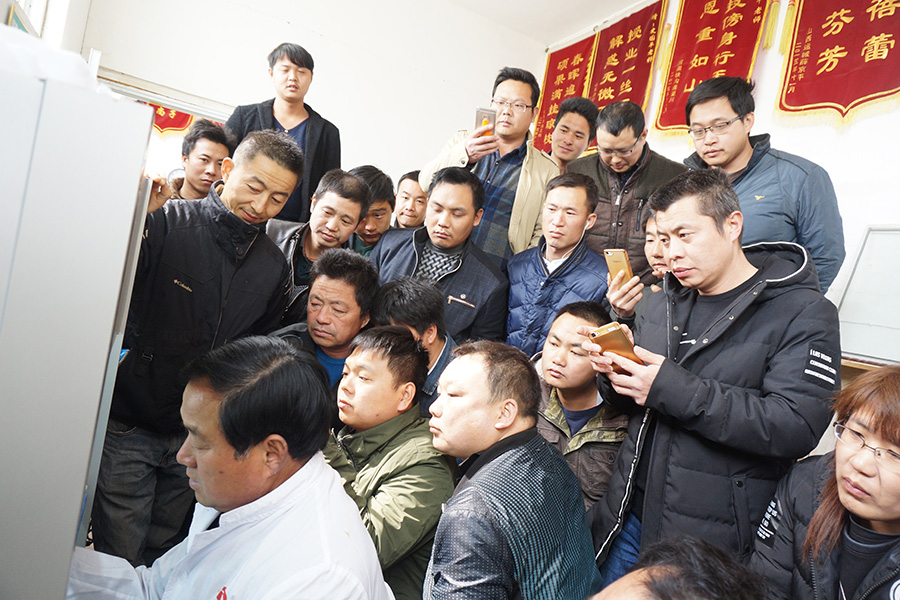 史老师向学员演示母种组织分离和扩管技术，学员分组实践1