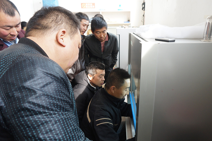 史老师向学员演示母种组织分离和扩管技术，学员分组实践2