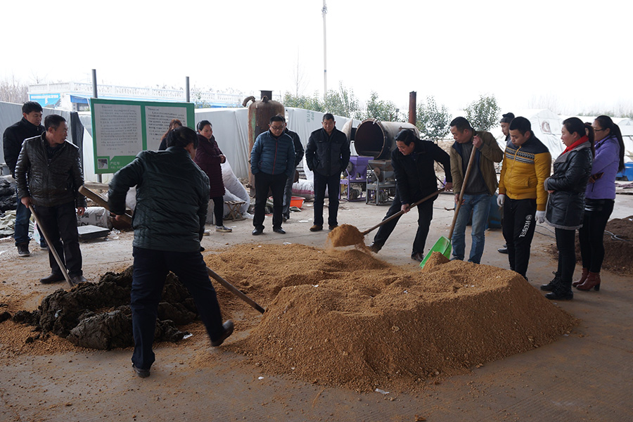 史老师带领学员实践学习双孢蘑菇菌床培养土的拌制处理1