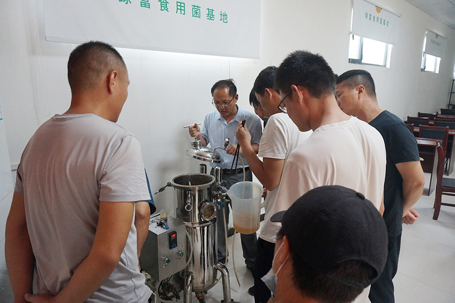 学员现场学习液体菌种制作技术4