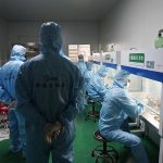 学员亲手实践食用菌接种操作技术3